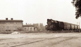 Parowóz Ol49 z wagonami piętrowymi na torach w Wolsztynie, 05.1984....